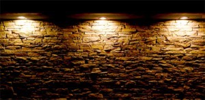 une lumiere rasante d'une ampoule sur un mur