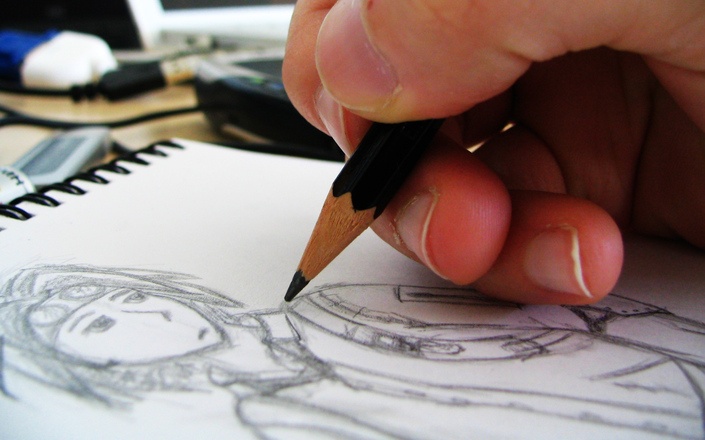 illustrateur en train de dessiner un croquis de personnage