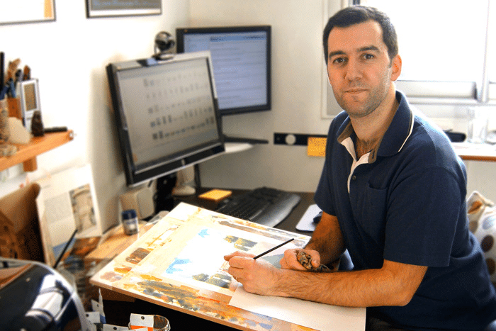 Vincent Dutrait travaillant dans son atelier sur une illustration